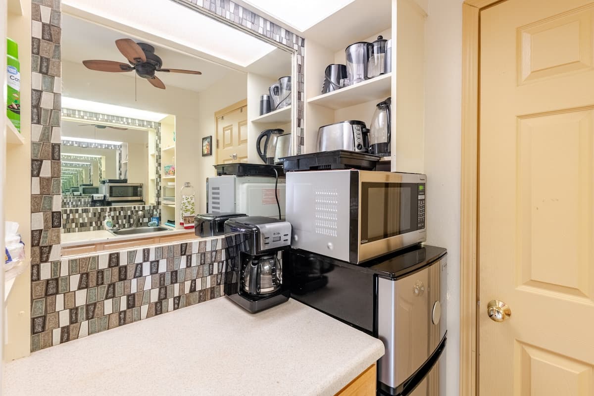 Condo in Kailua-Kona · ★4.87 · Studio · 1 bed · 1 bath - Photo 4