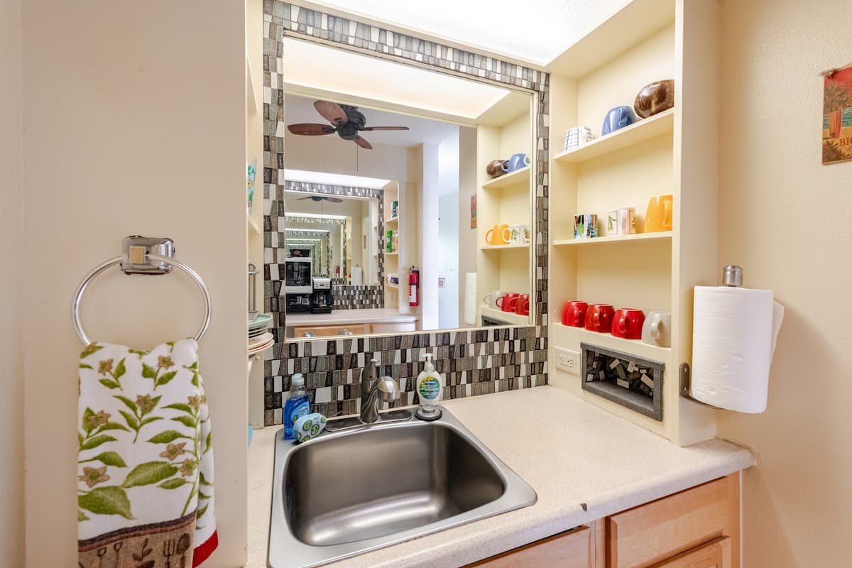 Condo in Kailua-Kona · ★4.87 · Studio · 1 bed · 1 bath - Photo 5