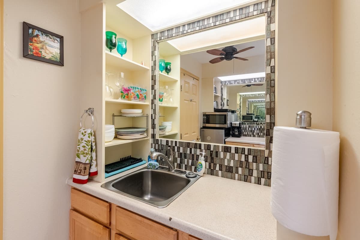 Condo in Kailua-Kona · ★4.87 · Studio · 1 bed · 1 bath - Photo 2
