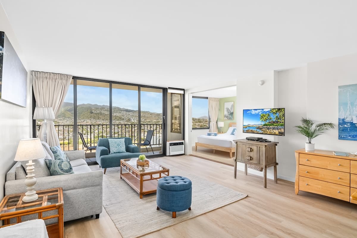Condo in Honolulu · ★4.77 · 1 bedroom · 2 beds · 1 private bath - Photo 5