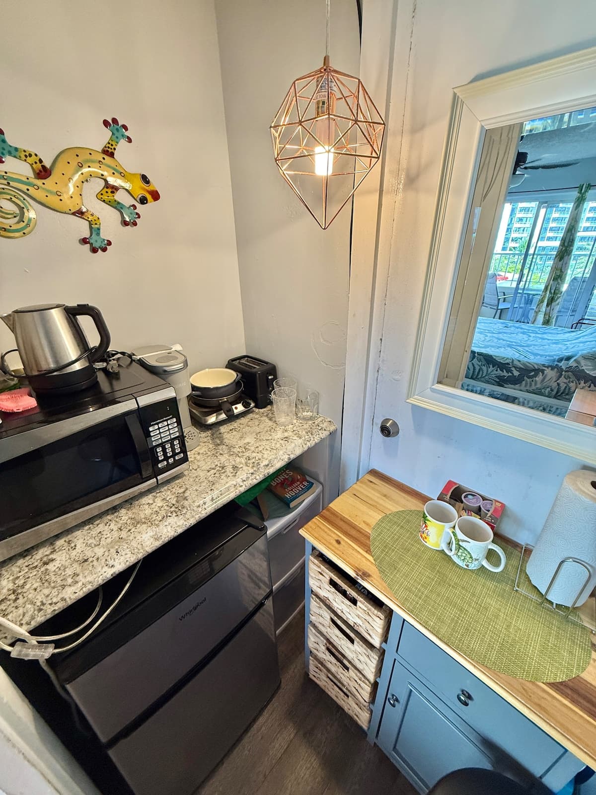 Waikiki studio with balcony block from the beach - Photo 2