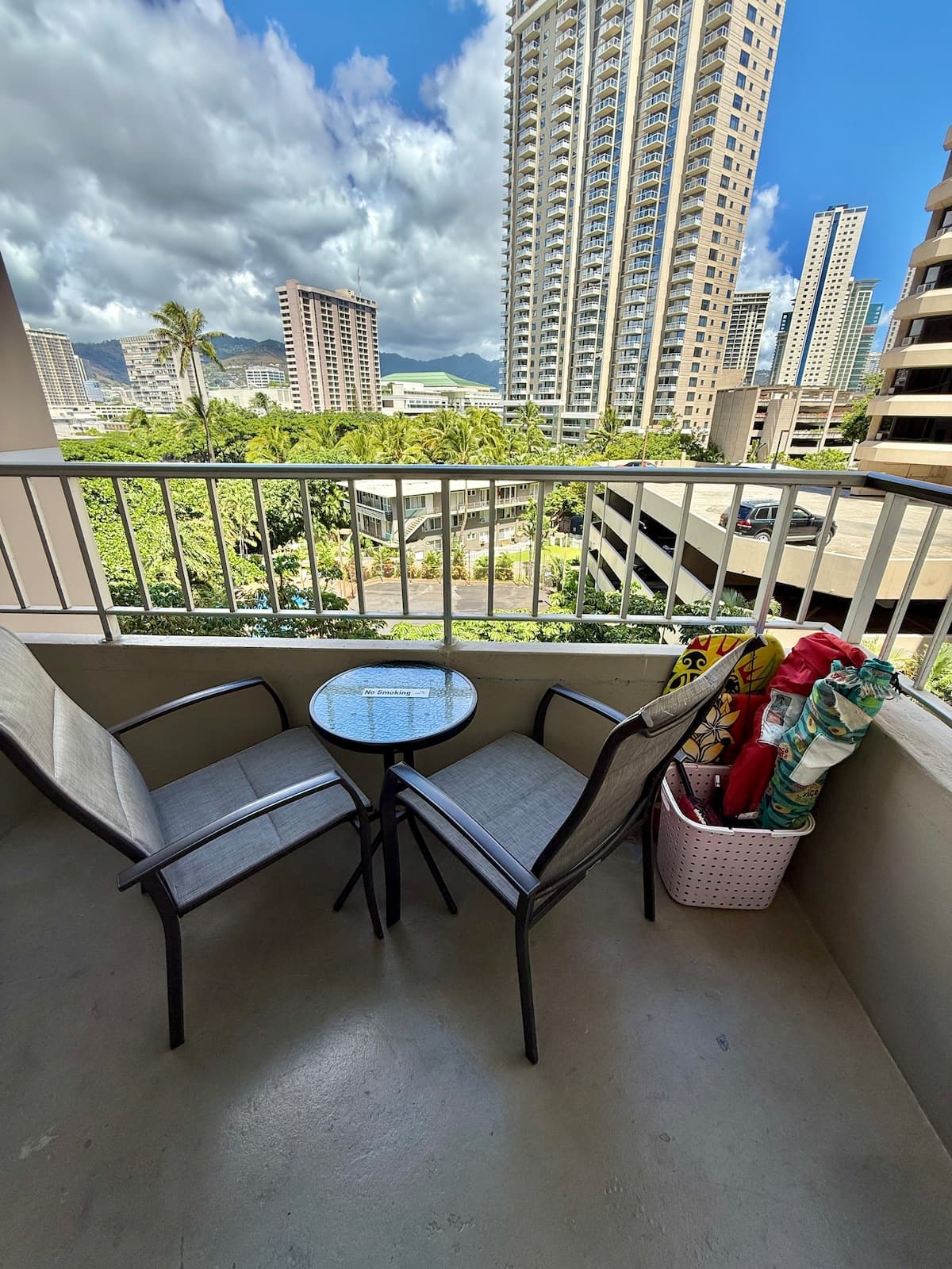 Waikiki studio with balcony block from the beach - Photo 4