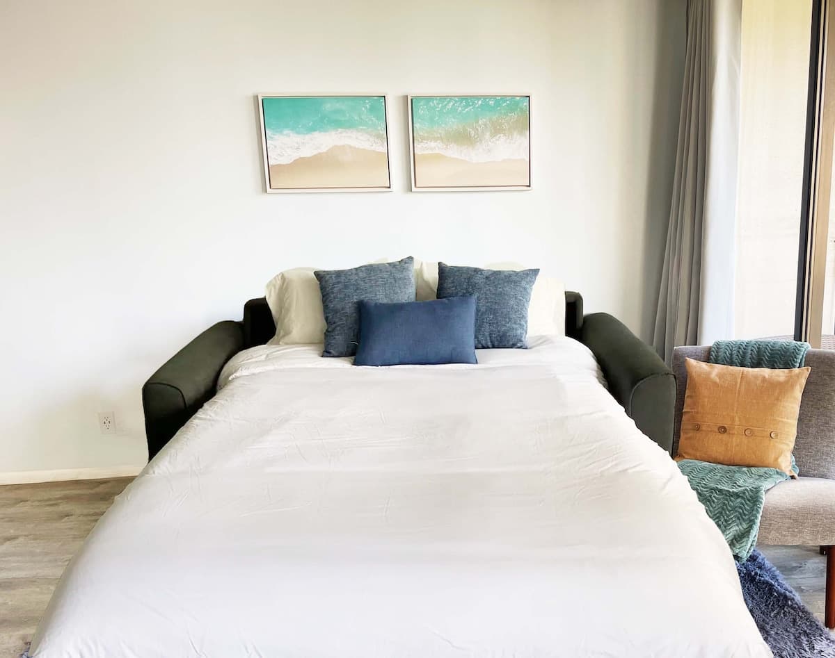 Condo in Honolulu · ★4.94 · 1 bedroom · 2 beds · 1 private bath - Photo 5
