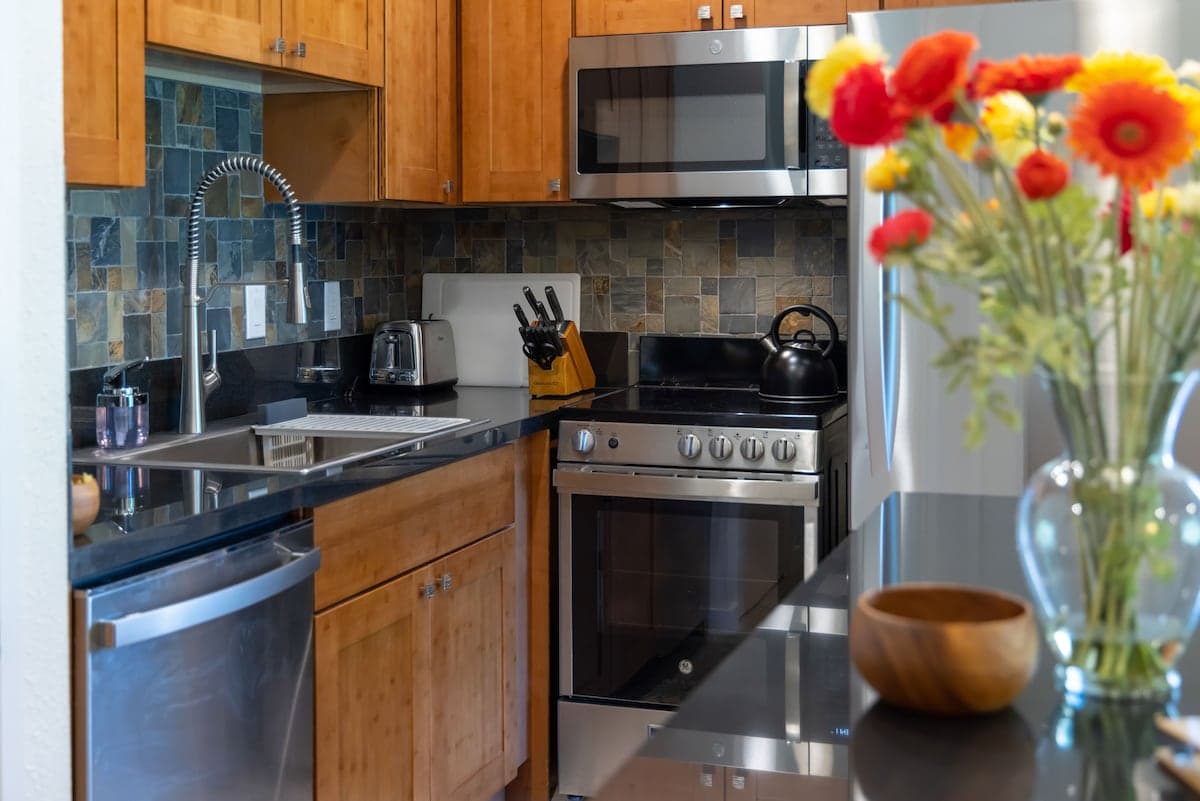Condo in Kahuku · ★4.99 · 1 bedroom · 2 beds · 1 private bath - Photo 5