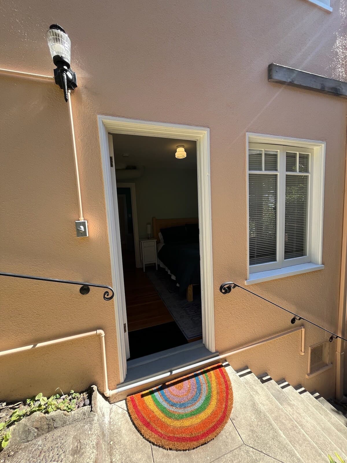Private, Sunny & Quiet Apartment w/ Bay Views - Photo 2