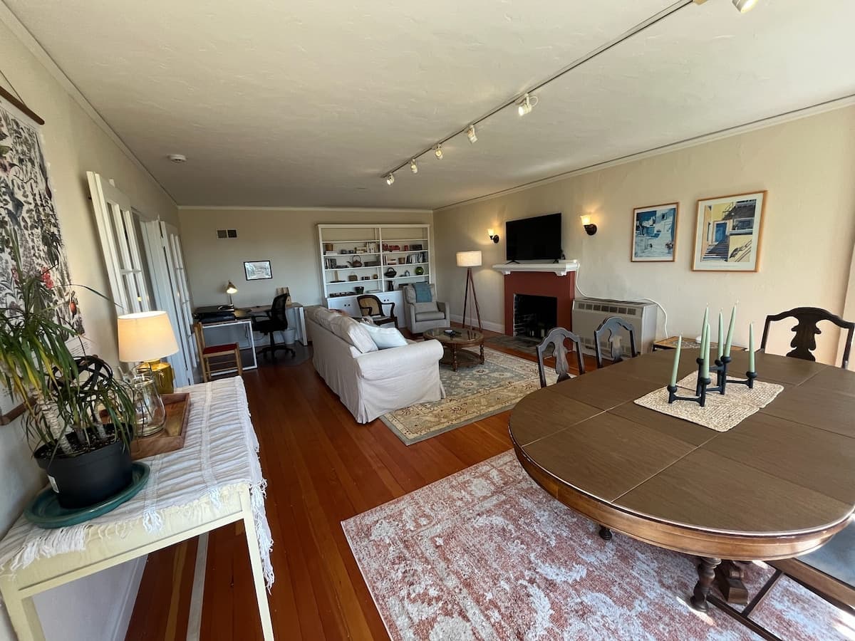 Private, Sunny & Quiet Apartment w/ Bay Views - Photo 3