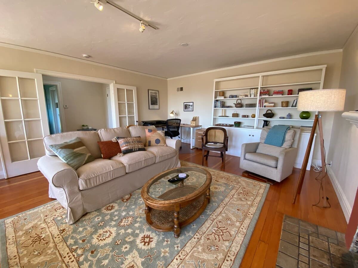 Private, Sunny & Quiet Apartment w/ Bay Views - Photo 1