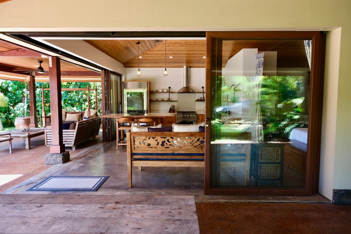Oceanfront Cottage - 100 Foot Wave Getaways - Photo 1