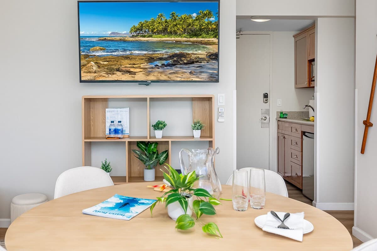 Condo in Honolulu · ★4.77 · Studio · 2 beds · 1 private bath - Photo 5