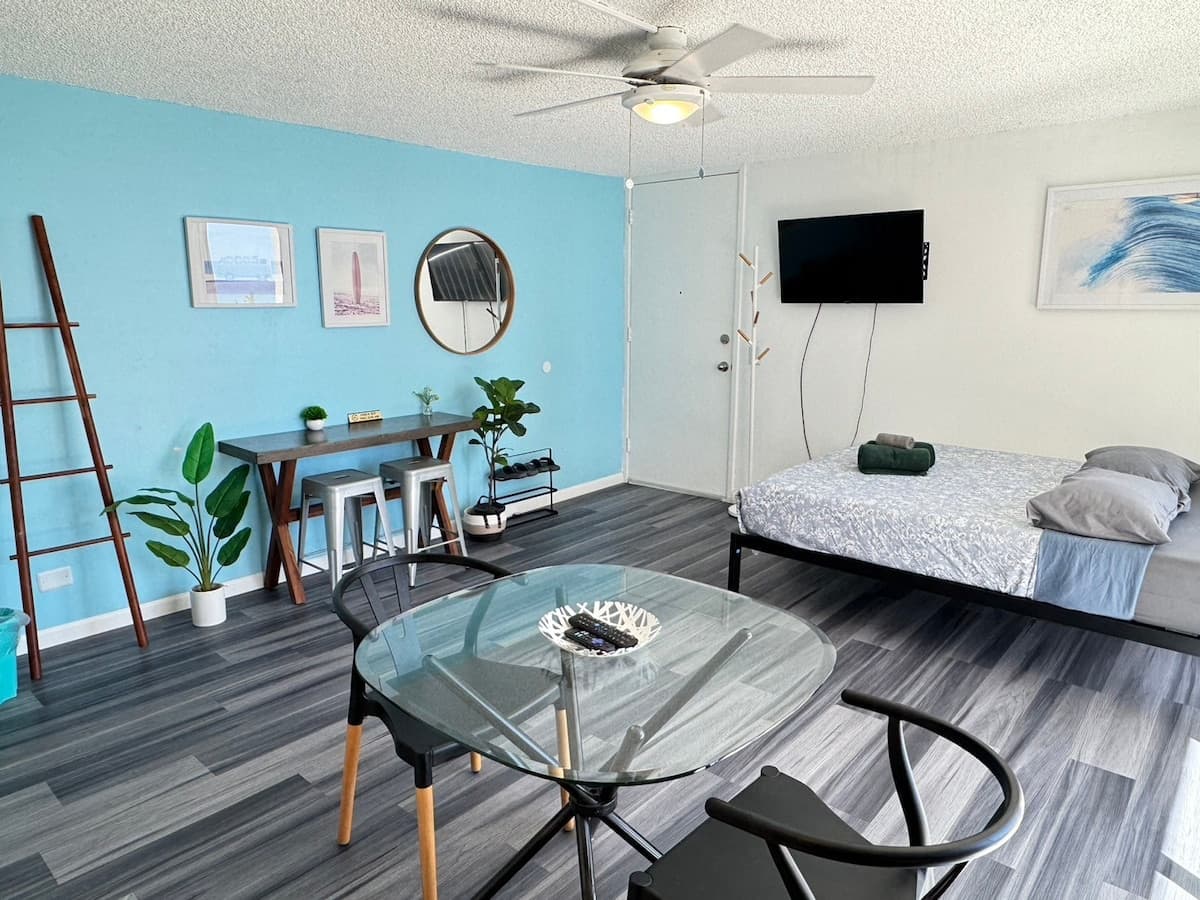Condo in Honolulu · ★4.8 · Studio · 1 bed · 1 private bath - Photo 2