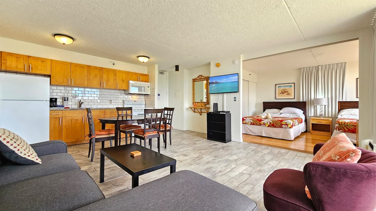 Condo in Honolulu · ★4.7 · 1 bedroom · 2 beds · 1 shared bath - Photo 4