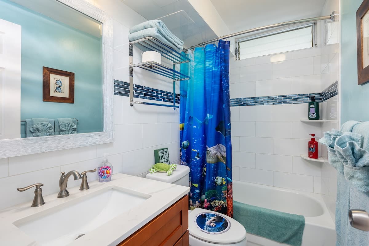 Condo in Honolulu · ★4.83 · Studio · 1 bed · 1 private bath - Photo 5