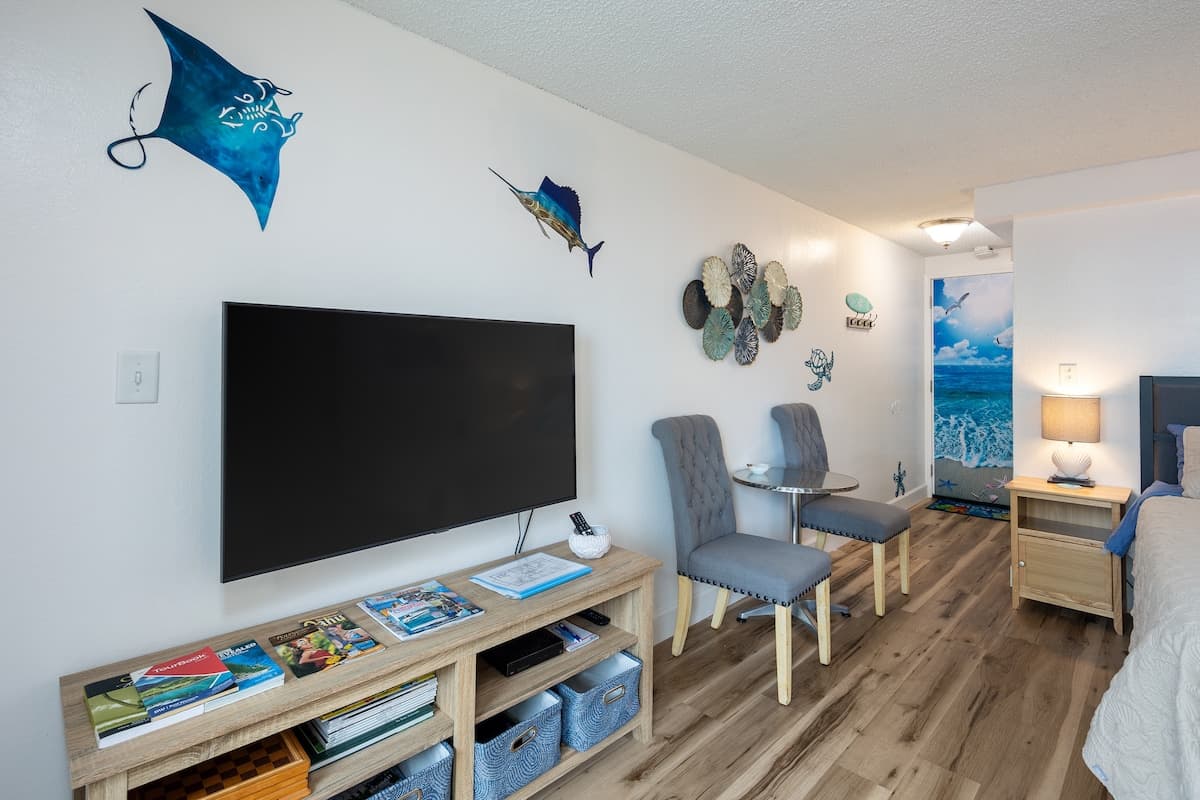Condo in Honolulu · ★4.83 · Studio · 1 bed · 1 private bath - Photo 2