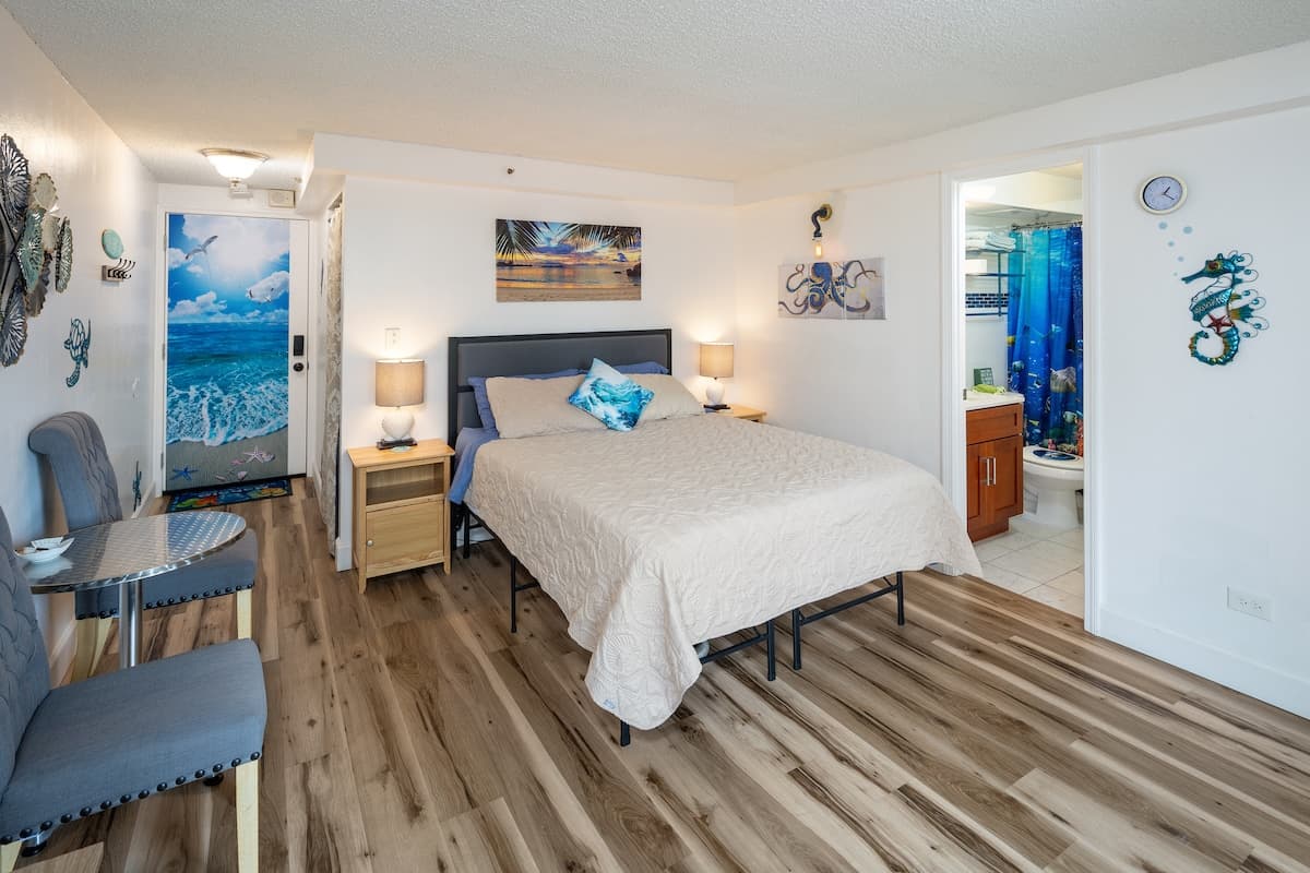 Condo in Honolulu · ★4.83 · Studio · 1 bed · 1 private bath - Photo 4