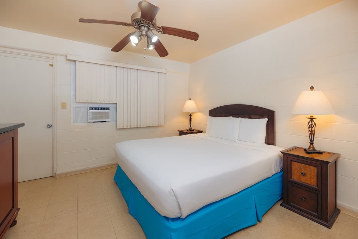 Hotel in Honolulu · ★4.13 · Studio · 2 beds · 1 private bath - Photo 1