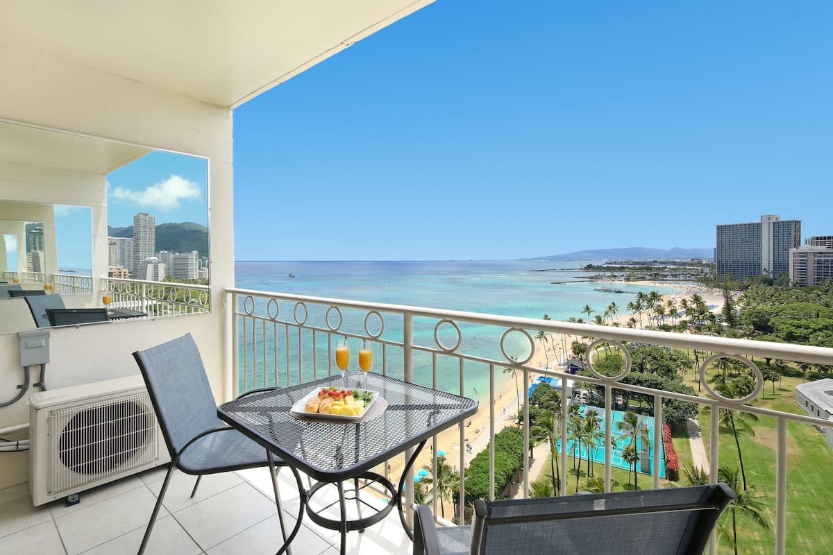 Condo in Honolulu · ★5.0 · Studio · 1 bed · 1 private bath - Photo 2