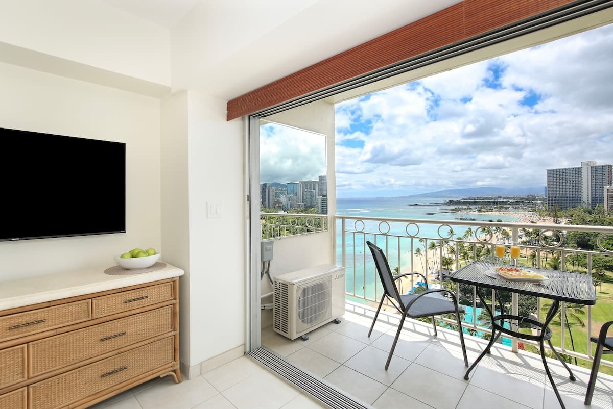 Condo in Honolulu · ★5.0 · Studio · 1 bed · 1 private bath - Photo 4