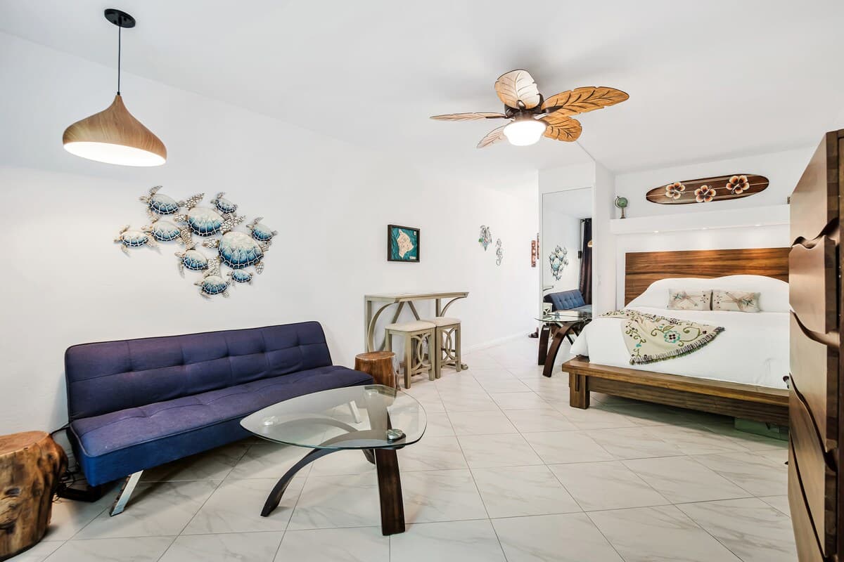 Downtown Hawaiian Condo w/ Hot Tub, Pool & Beach - Photo 3