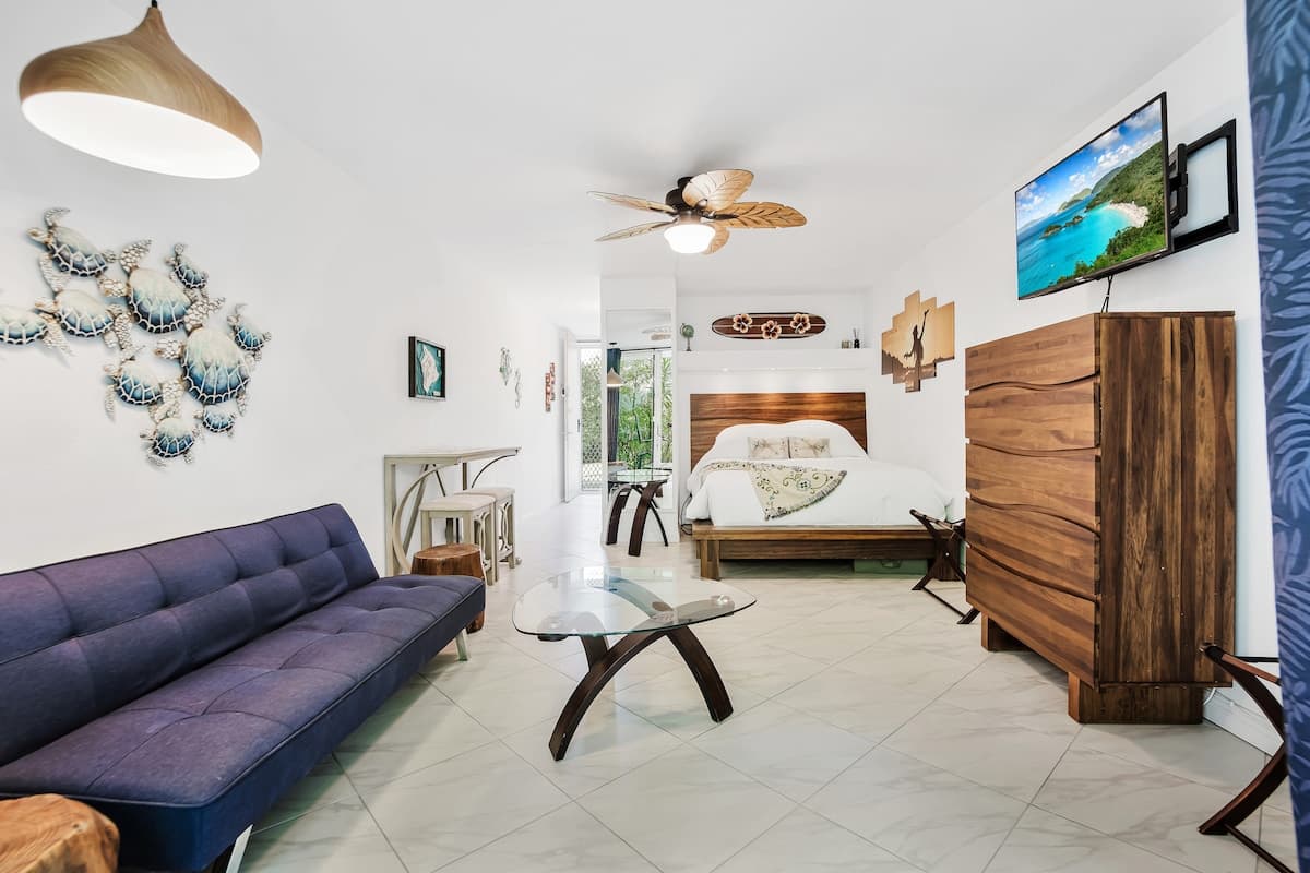 Downtown Hawaiian Condo w/ Hot Tub, Pool & Beach - Photo 2