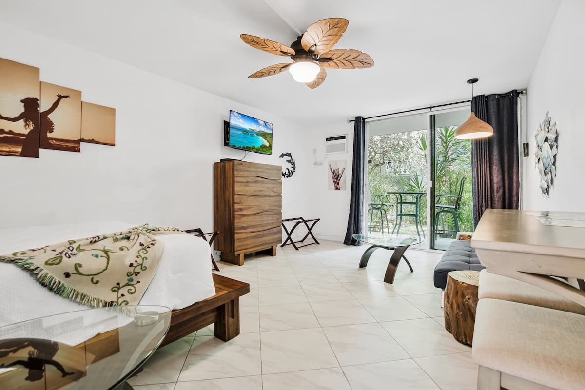 Downtown Hawaiian Condo w/ Hot Tub, Pool & Beach - Photo 4