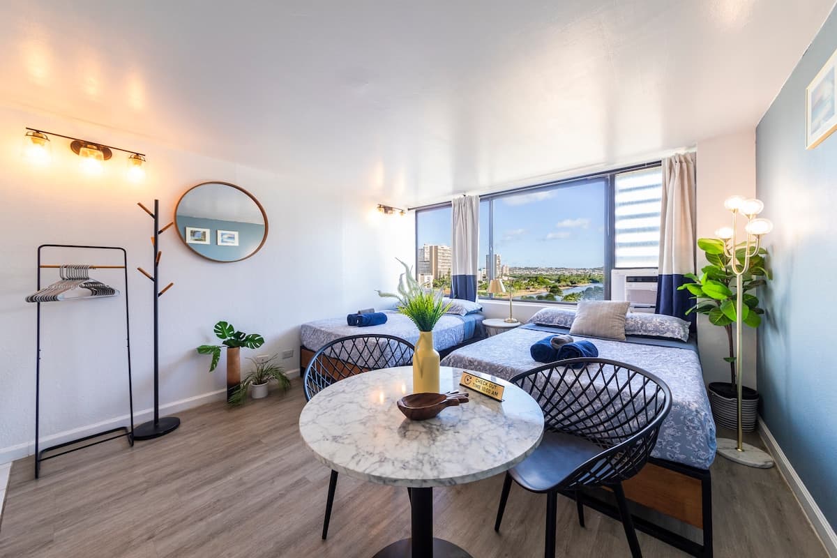 Condo in Honolulu · ★4.68 · Studio · 2 beds · 1 private bath - Photo 1
