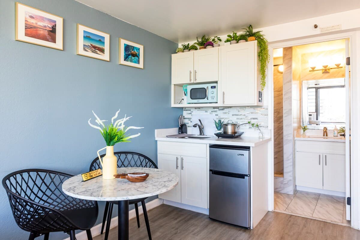 Condo in Honolulu · ★4.68 · Studio · 2 beds · 1 private bath - Photo 2