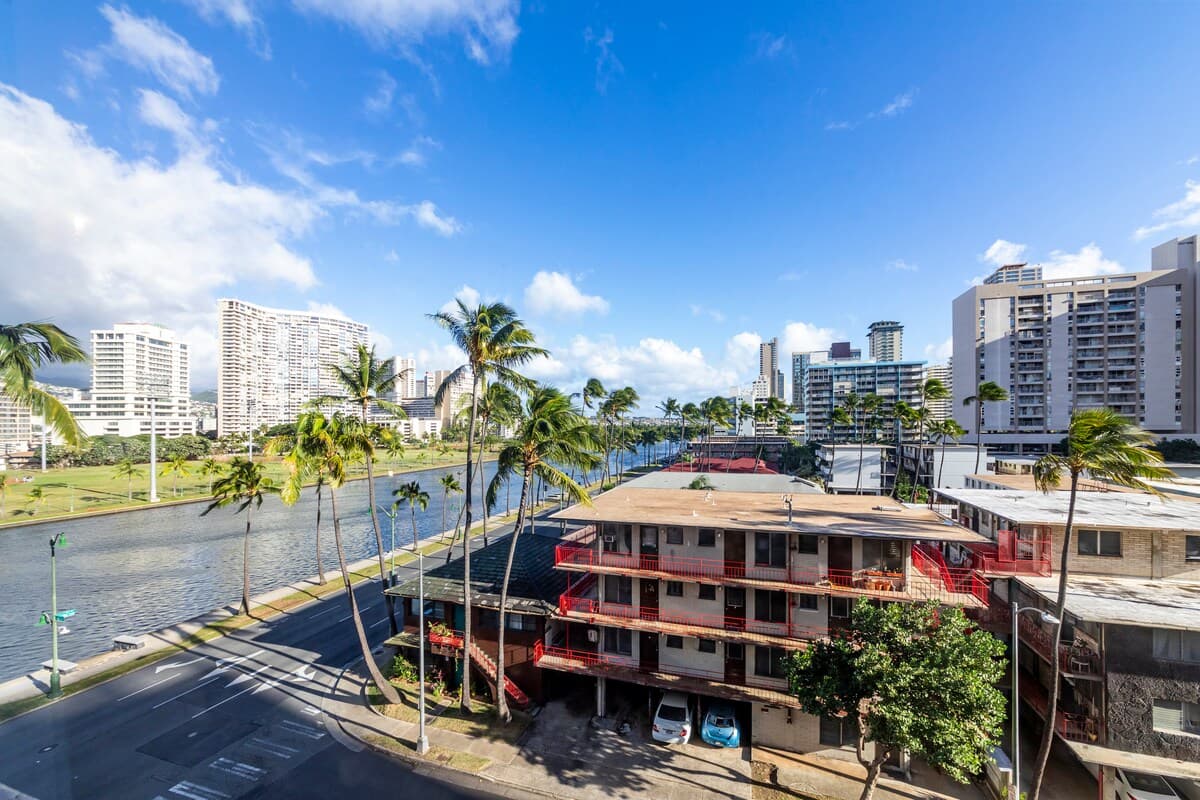 Condo in Honolulu · ★4.67 · Studio · 2 beds · 1 private bath - Photo 5
