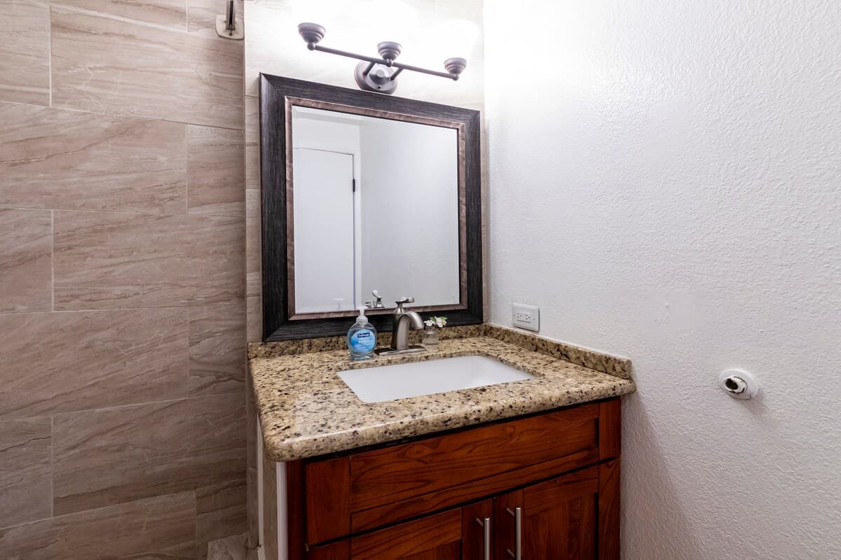 Condo in Honolulu · ★4.67 · Studio · 2 beds · 1 private bath - Photo 2