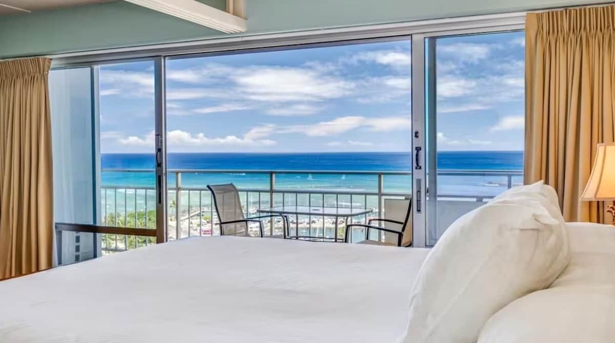 Condo in Honolulu · ★5.0 · Studio · 2 beds · 1 private bath - Photo 1