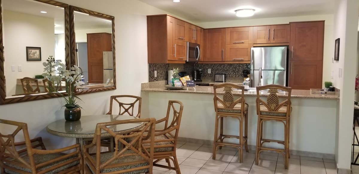 Condo in Kihei · ★4.94 · 1 bedroom · 2 beds · 1 private bath - Photo 5