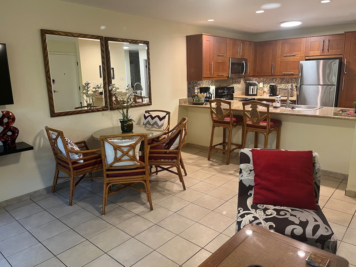 Condo in Kihei · ★4.94 · 1 bedroom · 2 beds · 1 private bath - Photo 4
