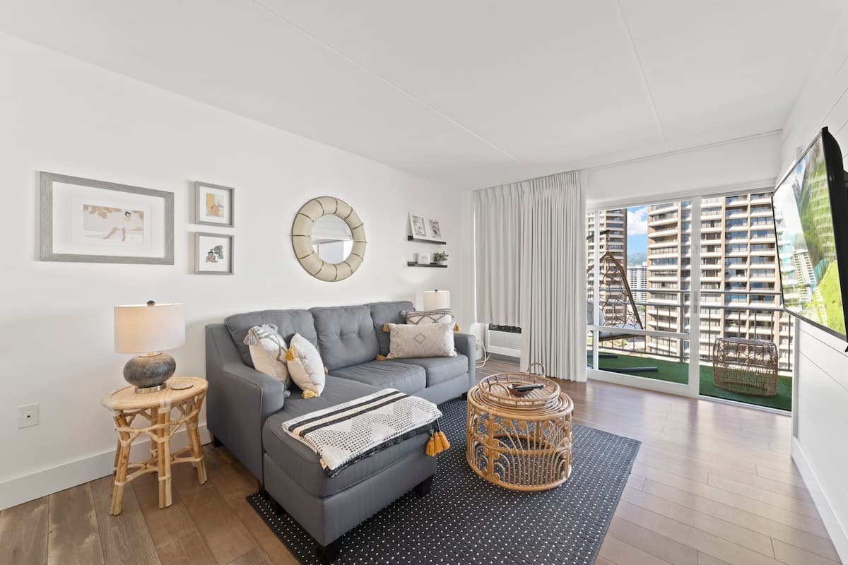 Condo in Honolulu · ★4.9 · 1 bedroom · 2 beds · 1 private bath - Photo 2