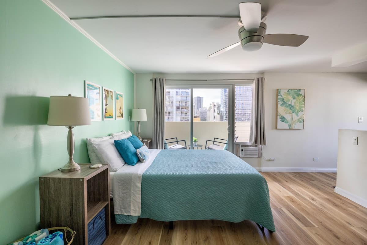 Condo in Honolulu · ★4.91 · Studio · 2 beds · 1 private bath - Photo 3