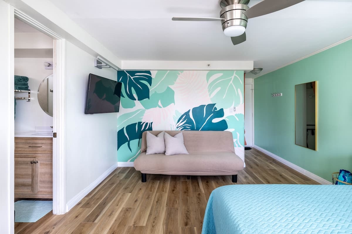 Condo in Honolulu · ★4.91 · Studio · 2 beds · 1 private bath - Photo 5