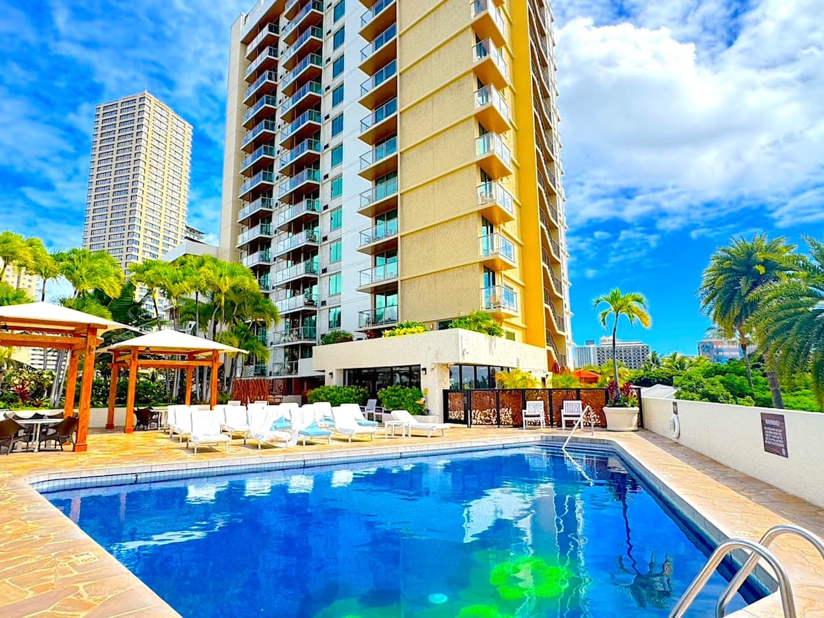 Condo in Honolulu · ★4.7 · Studio · 2 beds · 1 private bath - Photo 1