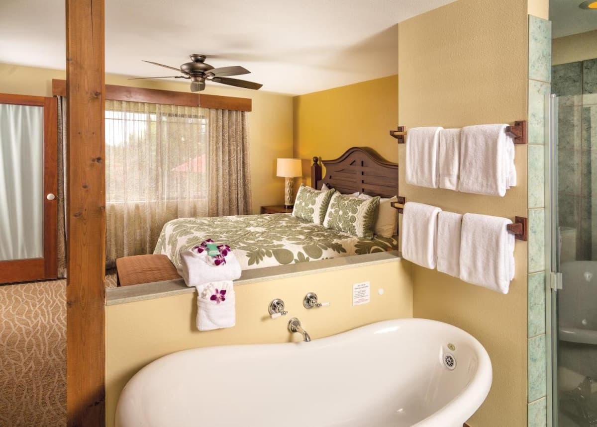 Condo in Kailua-Kona · ★5.0 · 2 bedrooms · 2 beds · 1 private bath - Photo 1