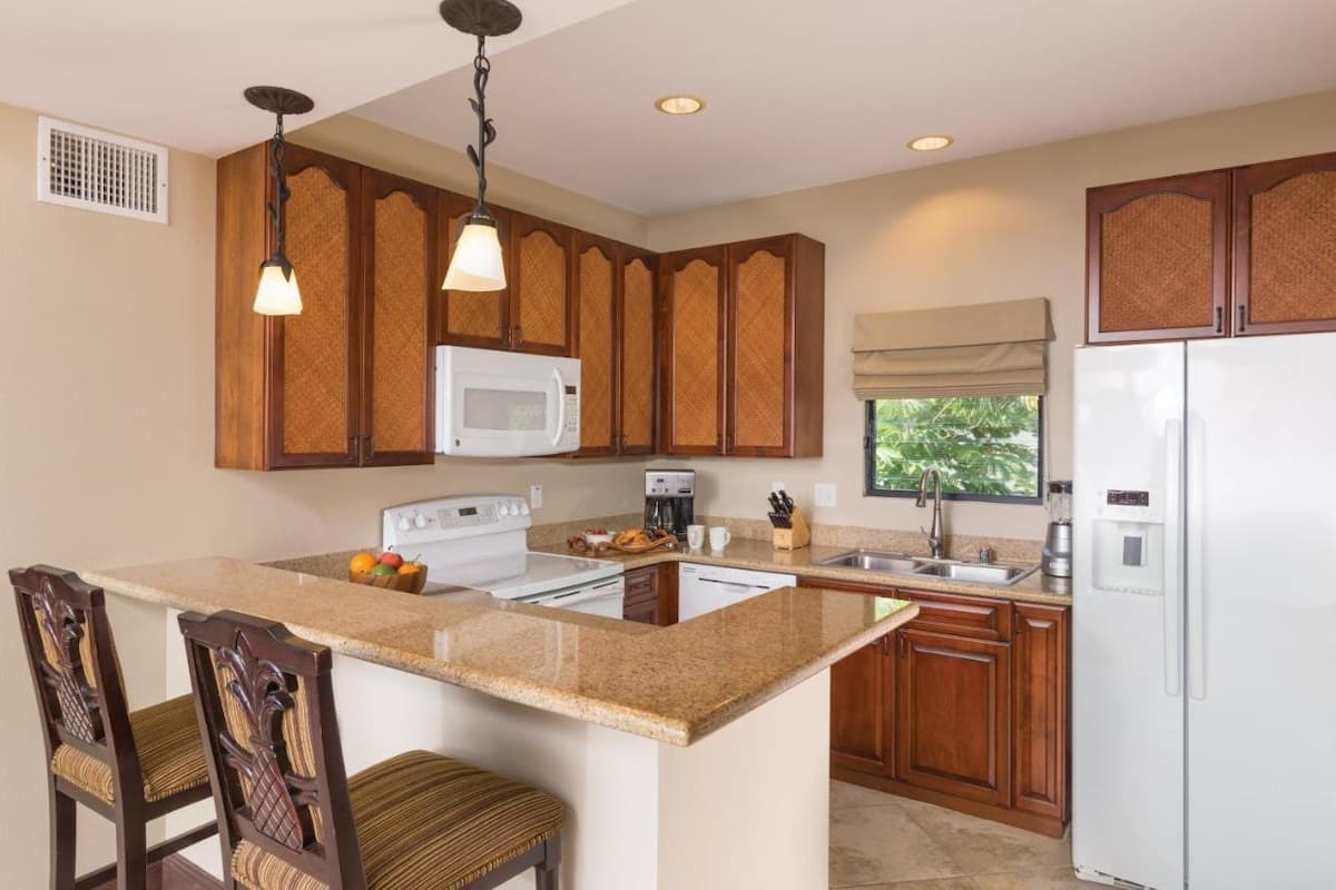 Condo in Kailua-Kona · ★5.0 · 2 bedrooms · 2 beds · 1 private bath - Photo 4