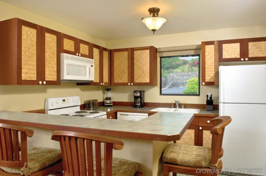 Condo in Kailua-Kona · ★5.0 · 2 bedrooms · 2 beds · 1 private bath - Photo 3