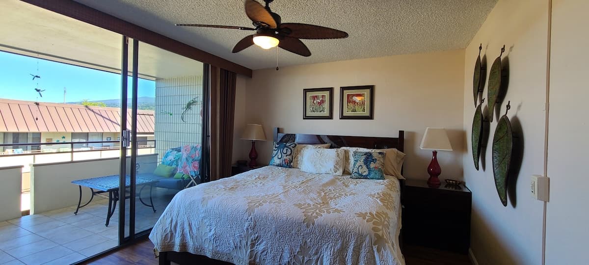 Condo in Kailua-Kona · ★4.94 · 2 bedrooms · 5 beds · 2 private baths - Photo 2
