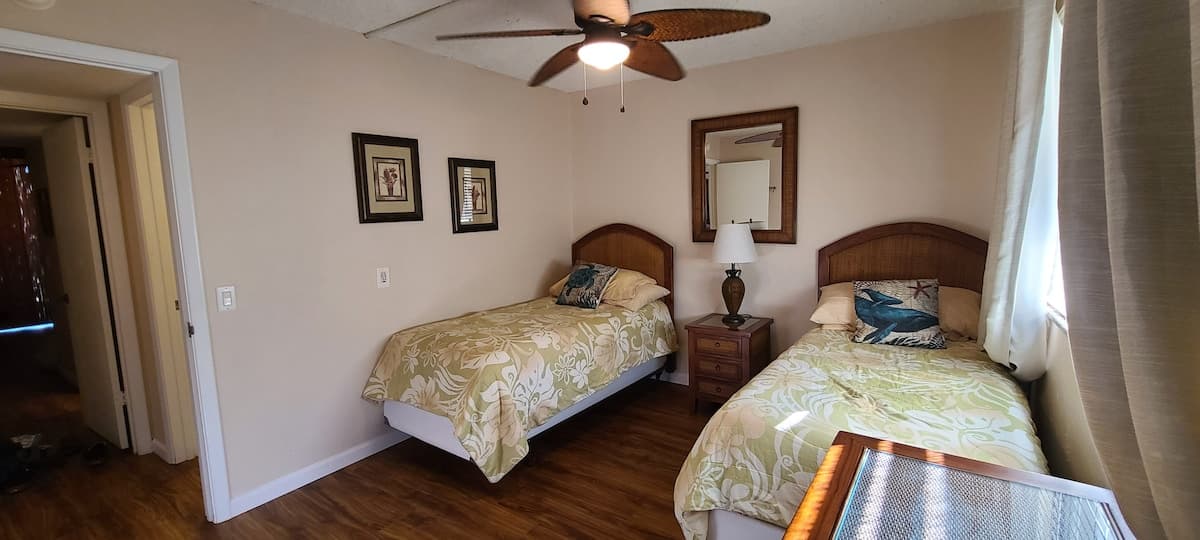 Condo in Kailua-Kona · ★4.94 · 2 bedrooms · 5 beds · 2 private baths - Photo 3