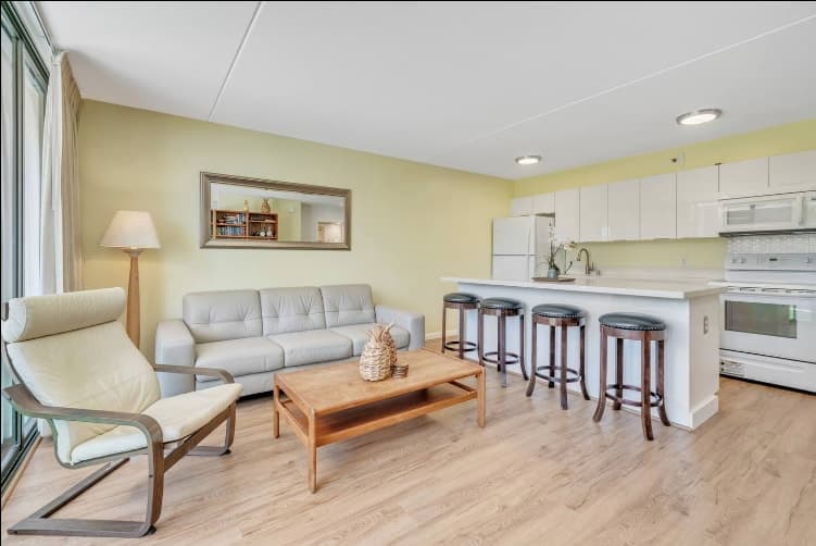 Condo in Honolulu · ★4.91 · 1 bedroom · 3 beds · 1 private bath - Photo 4