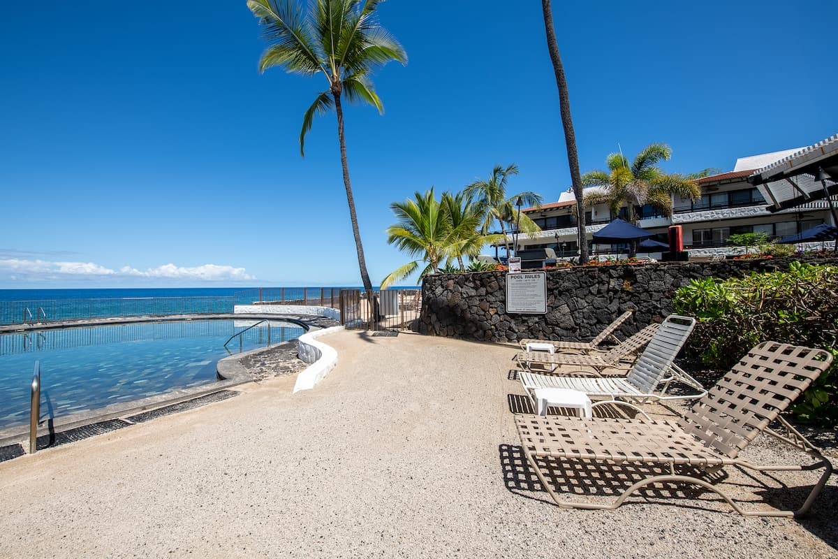 Condo in Kailua-Kona · ★4.0 · 1 bedroom · 2 beds · 1 bath - Photo 4