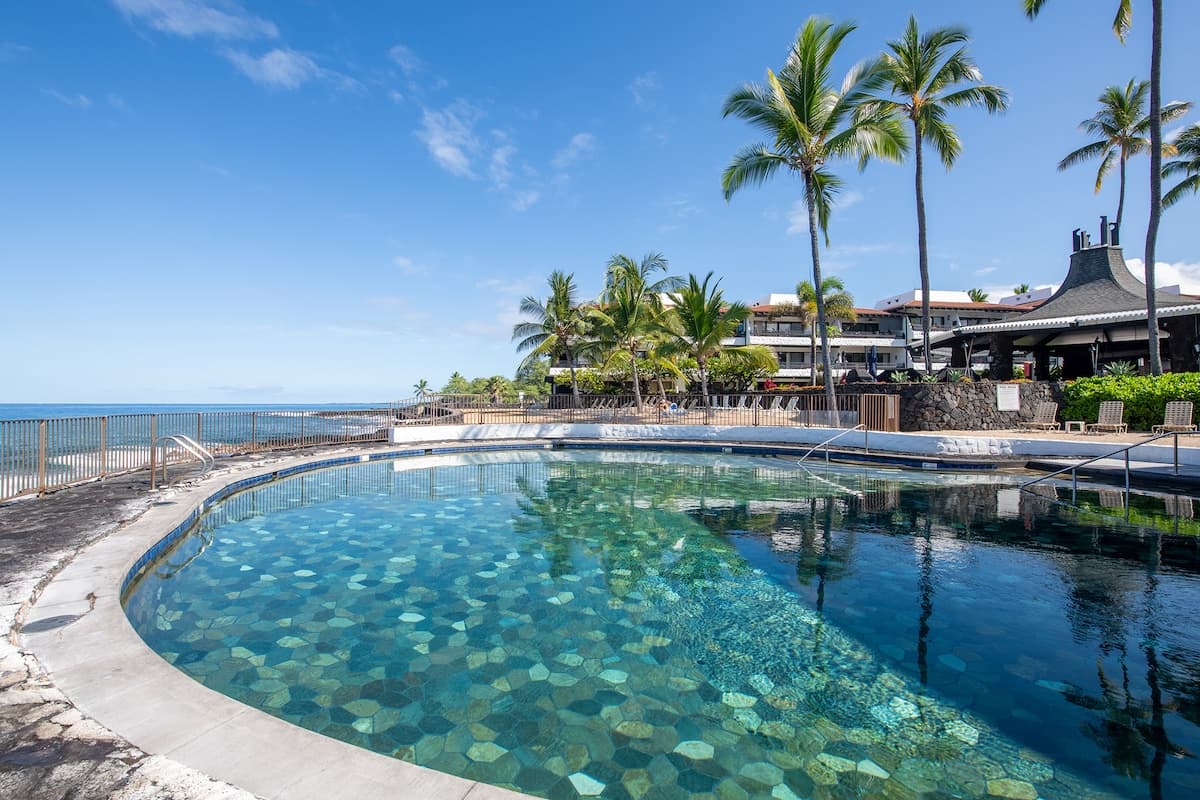 Condo in Kailua-Kona · ★4.0 · 1 bedroom · 2 beds · 1 bath - Photo 1