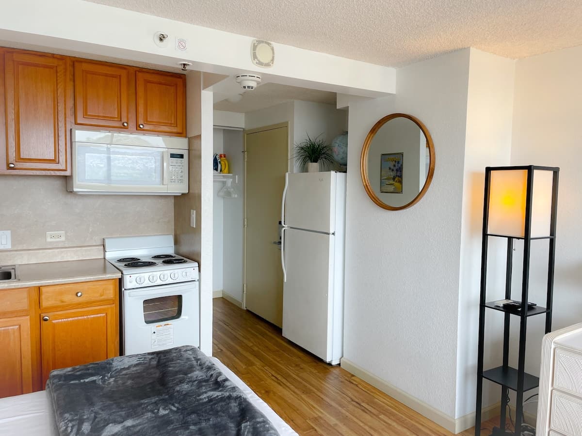 Hawaiian Monarch Studio | Full Kitchen | Panoramic - Photo 3