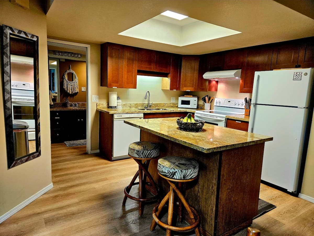 Condo in Kihei · ★4.95 · 1 bedroom · 2 beds · 1 bath - Photo 5