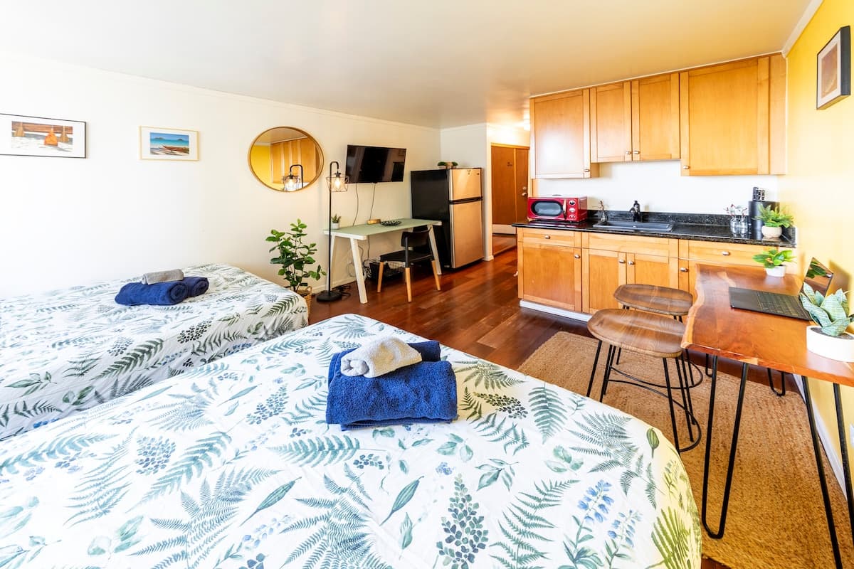 Condo in Honolulu · ★4.78 · 1 bedroom · 2 beds · 1 private bath - Photo 3