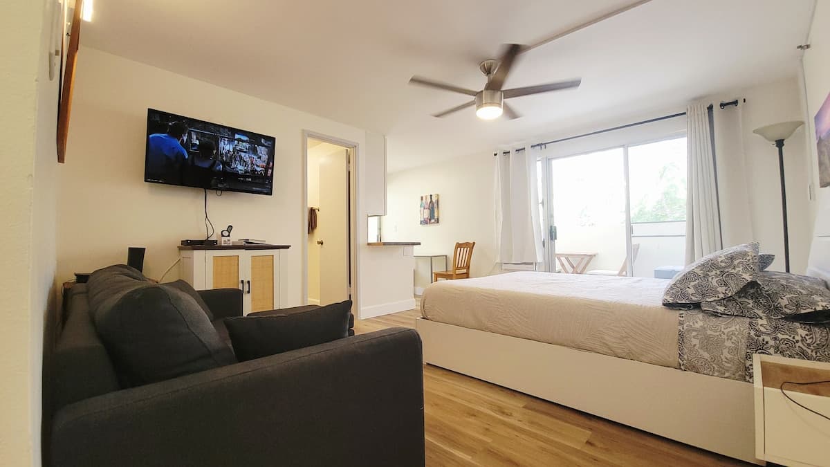 Condo in Honolulu · ★4.81 · Studio · 1 bed · 1 private bath - Photo 2