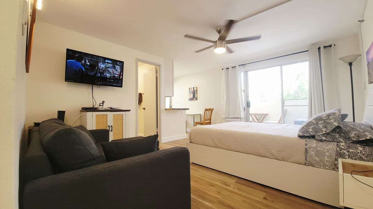 Condo in Honolulu · ★4.81 · Studio · 1 bed · 1 private bath - Photo 4