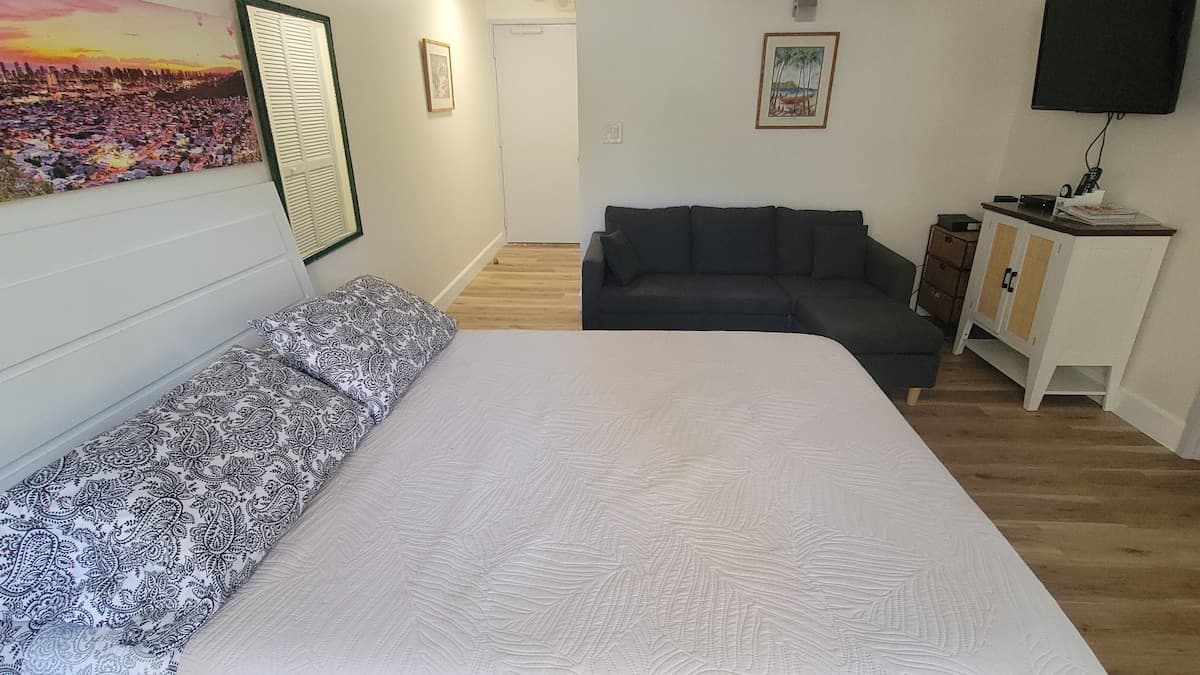 Condo in Honolulu · ★4.81 · Studio · 1 bed · 1 private bath - Photo 3