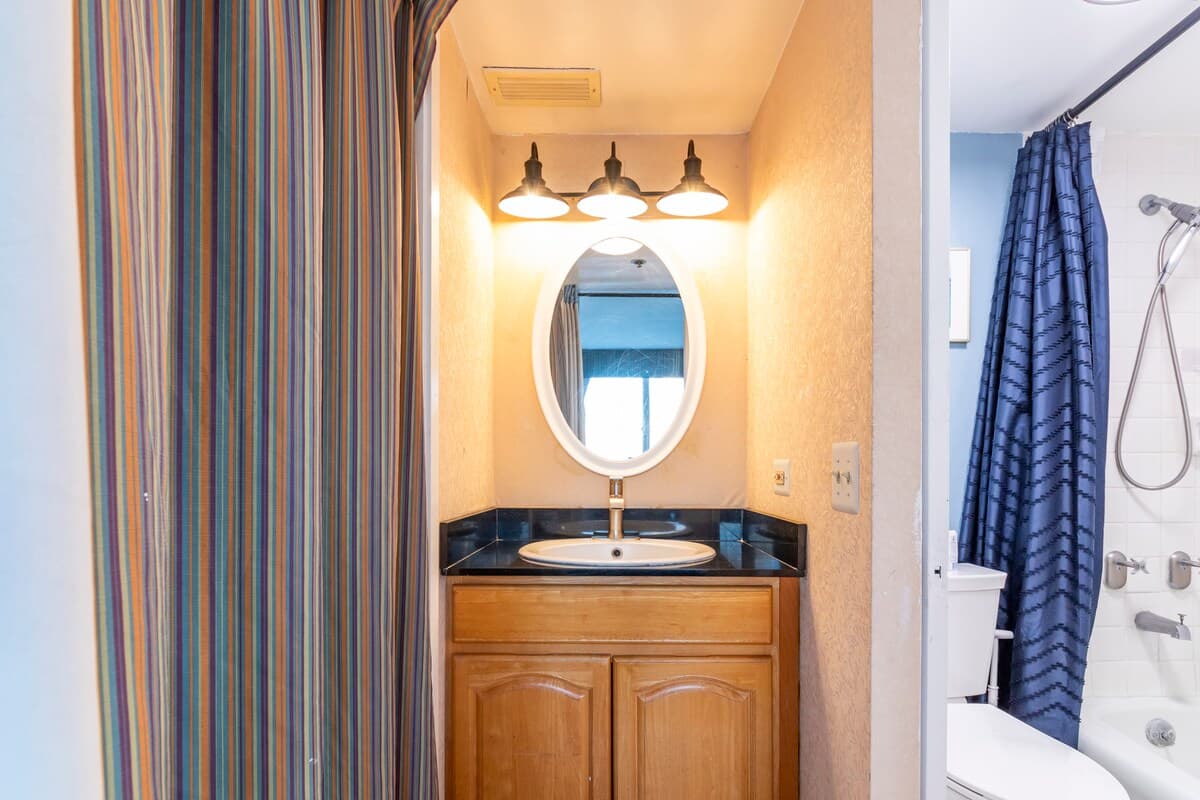 Condo in Honolulu · ★4.67 · Studio · 2 beds · 1 private bath - Photo 2